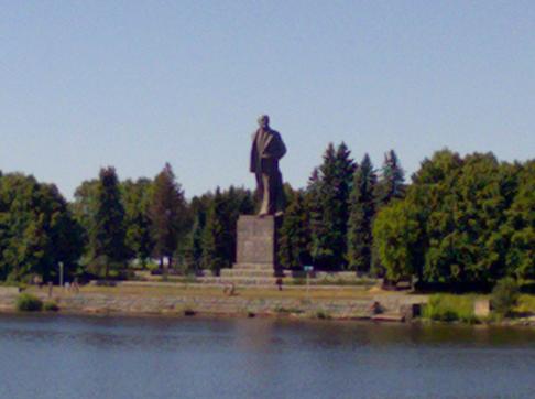 памятник Ленину в Дубне Московской области