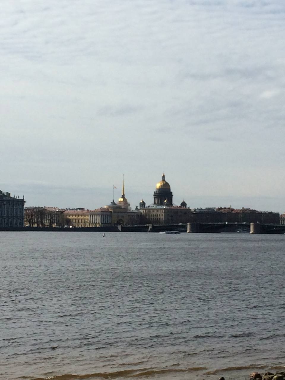 Вид на Зимний дворец со стороны Петропавловской крепости